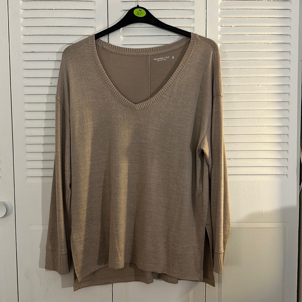 Abercrombie & Fitch Soft AF V-Neck Sweater in Tan. Size M